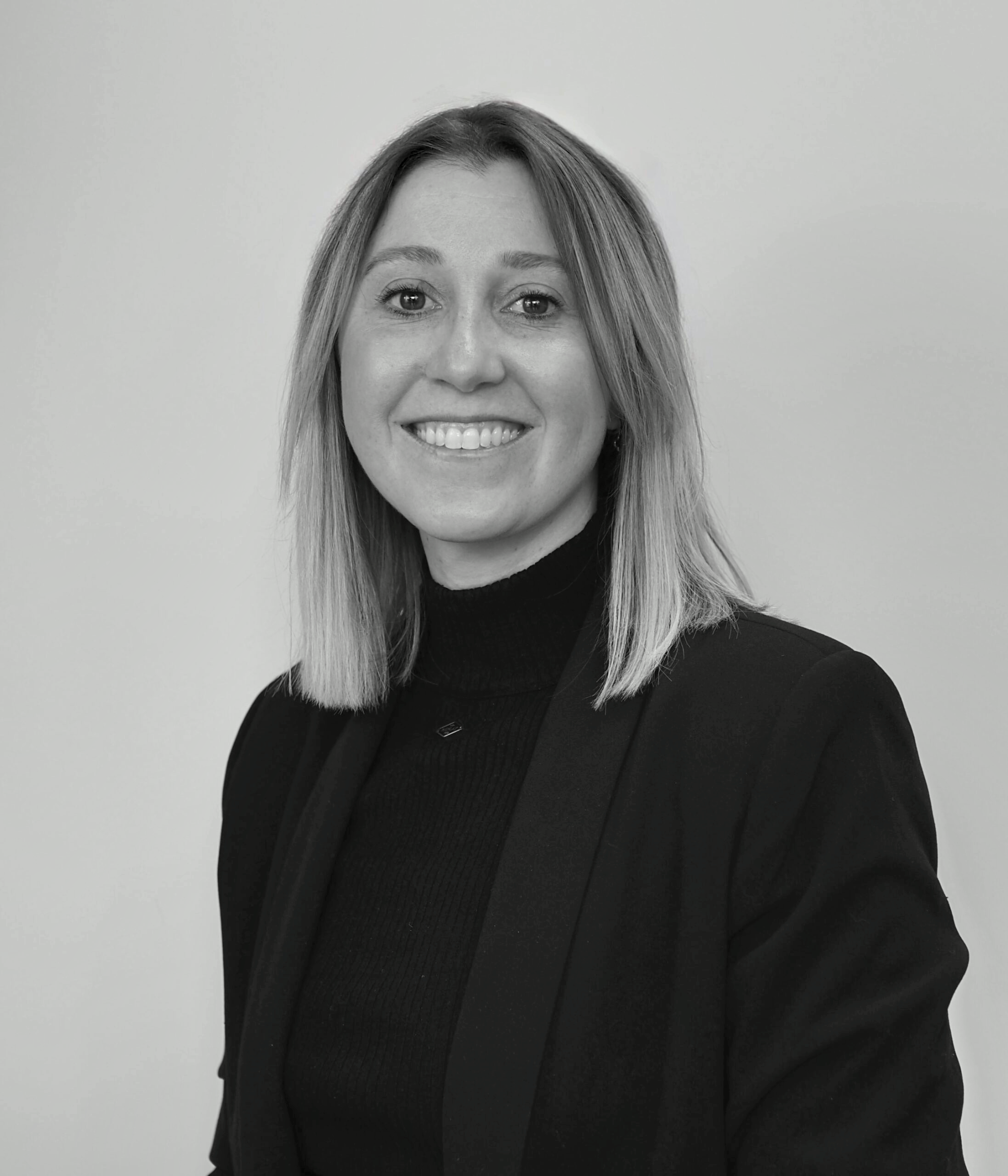 Dr-Lara-Mesnier-Esthetique-Implantologie-Parodontologie-Greffe-Rehabilitation-globale-Omnipratique-fotor